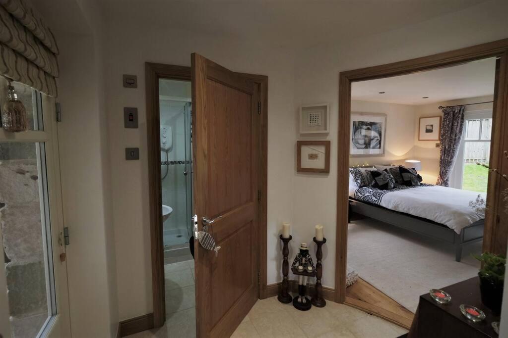Loch Lomond Unique Selfcontained Bed+Bathroom Alexandria Exterior photo